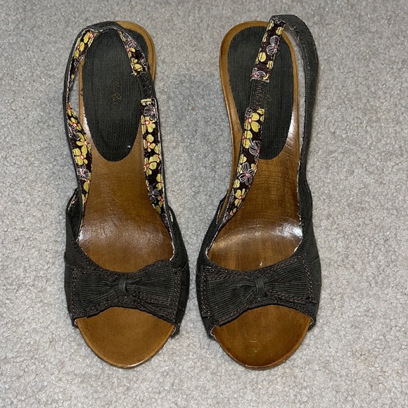 Brown Bow Sandals - Picture 1 of 5